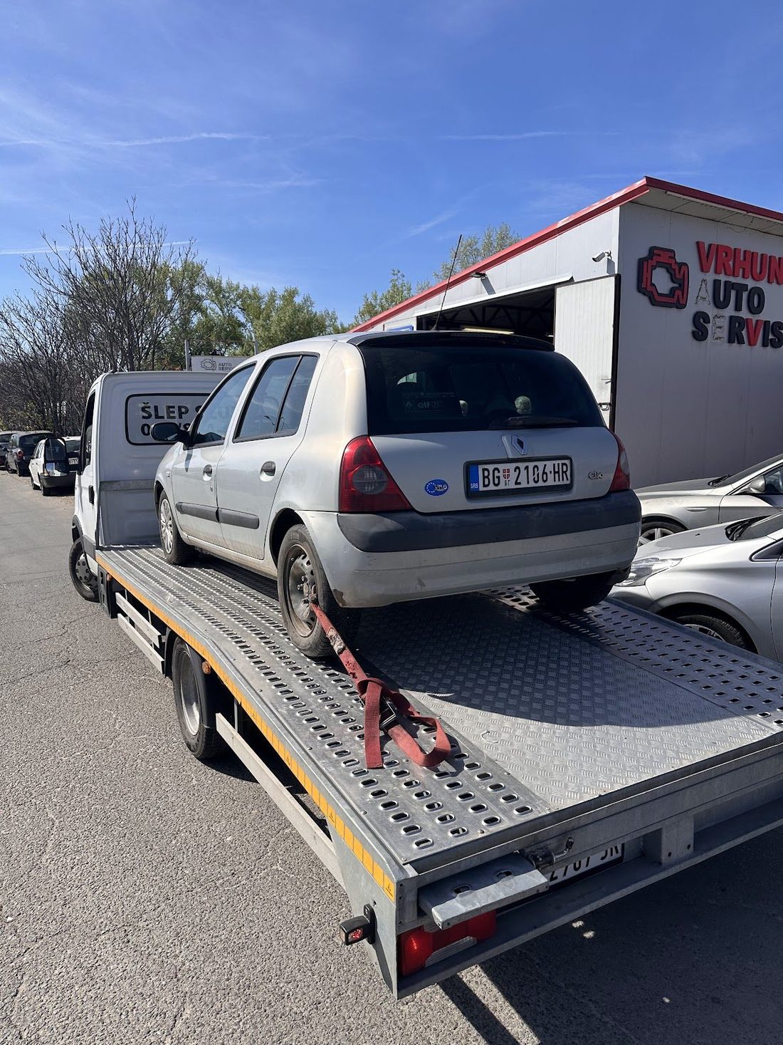 Auto doveden šlep službom